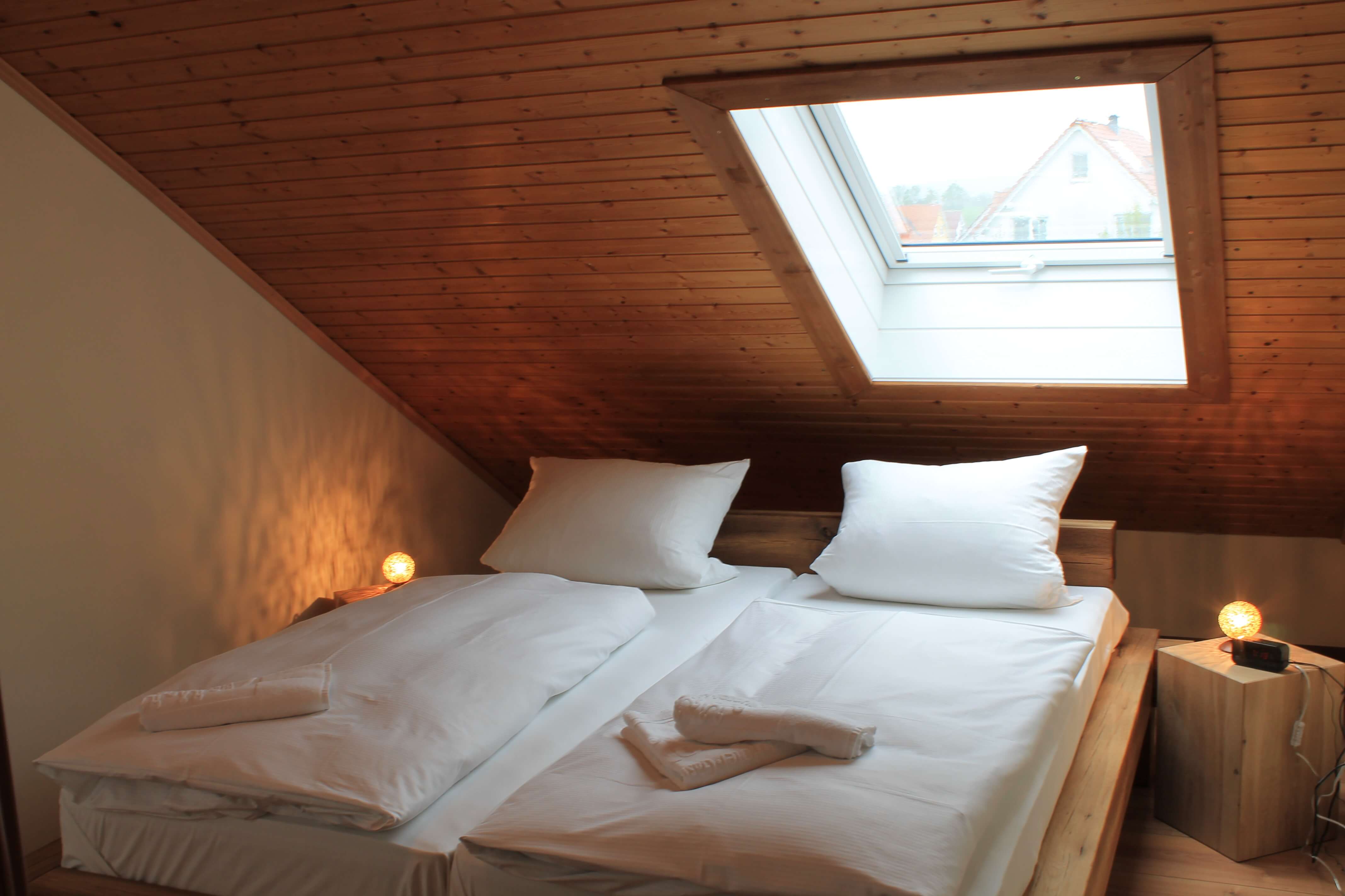 Eichenbett im einem der SChlafzimmer der Ferienwohnung Drosi am Berg